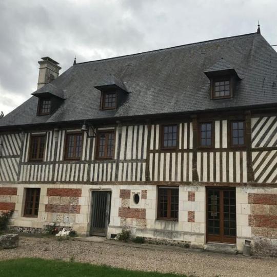 Manoir à colombage et sous-bassement en pierres et briques