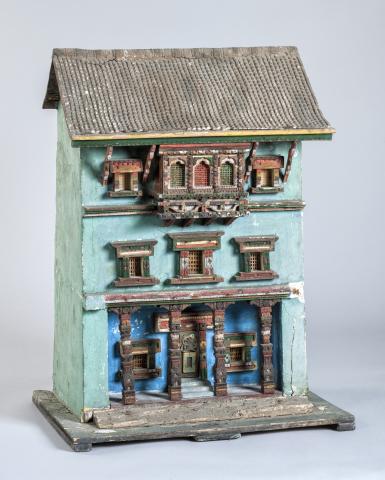 Maquette d'une maison du Népal en plâtre.