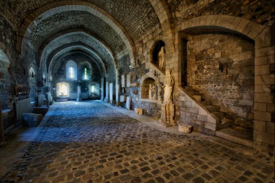 Grande salle souterraine en pierre.