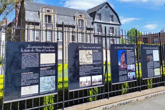 Panneaux accrochés sur les grilles de l'Hôtel Dubocage de Bléville.