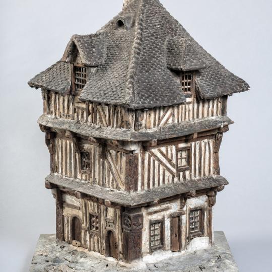 Maison d'angle, à pans de bois à trois étages.