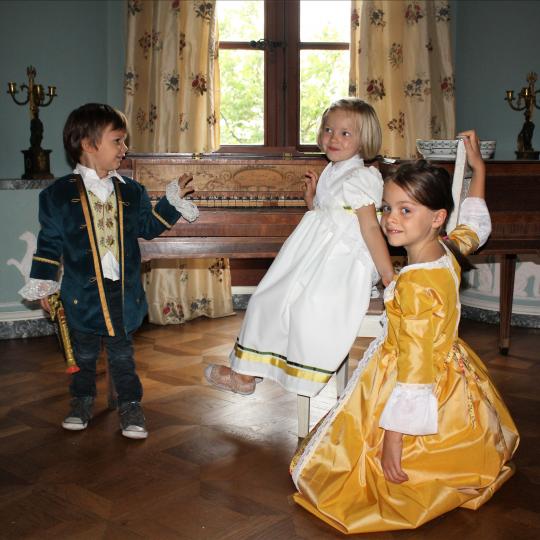 Enfants en costume dans le salon de musique