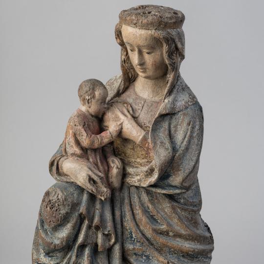 vierge agenouillée, allaitant le christ assis sur son genou droit.