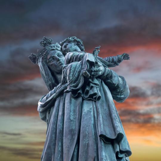 Vierge à l'enfant appelée Vierge noire au couché du soleil.