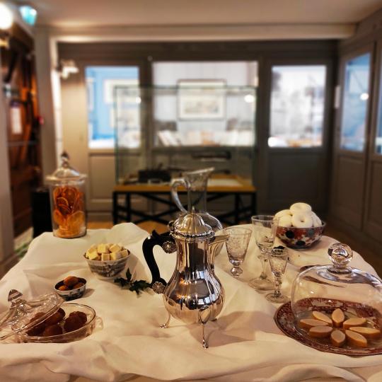 Cafetière présentée en vitrine