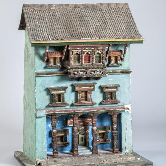 Maquette d'une maison du Népal en plâtre.