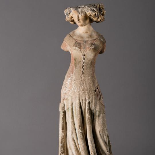 Jeune femme sculptée dans la pierre.