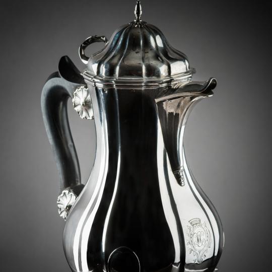 cafetière en argent au décor d'esclave noir