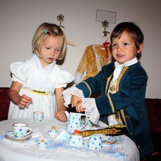 Enfants jouant à la dinette en costume à la Maison de l'armateur.