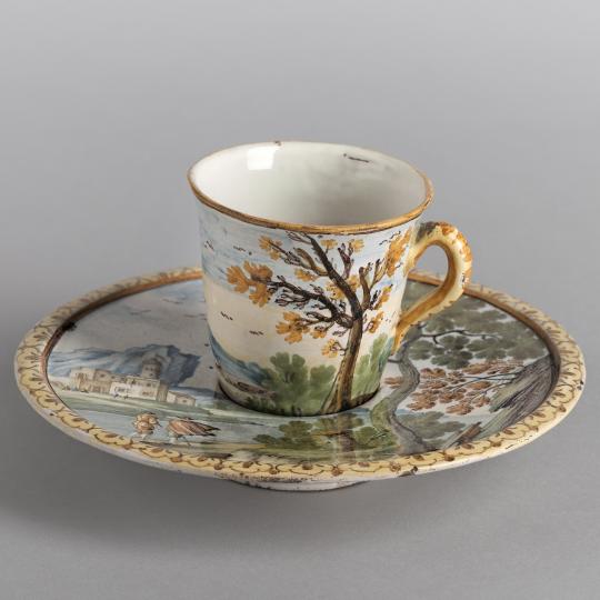 Tasse en faïence avec un décor végétale.