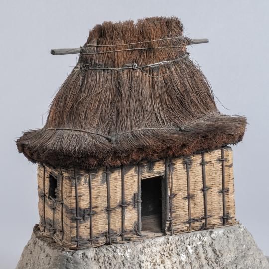 Maison en bambou et toit de chaume.