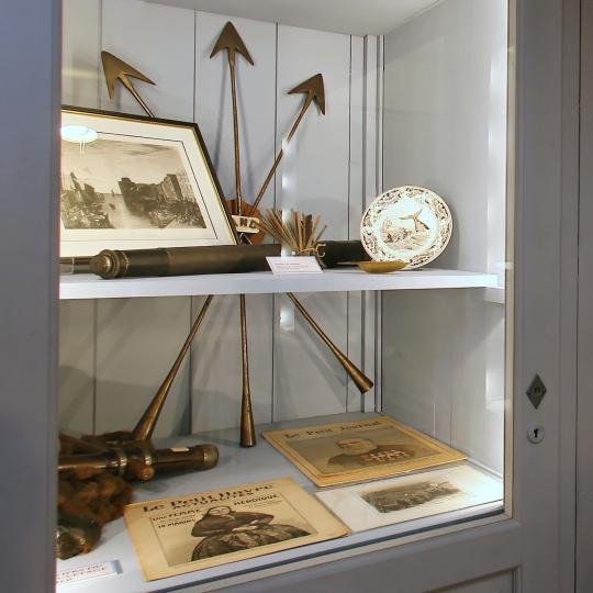 Vitrine sur la chasse à la baleine (harpons, fanons, vue de baleinière) et maquette de bateau.