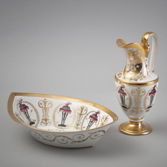 Aiguière - Bassin et sa carafe en faïence blanche et dorée.