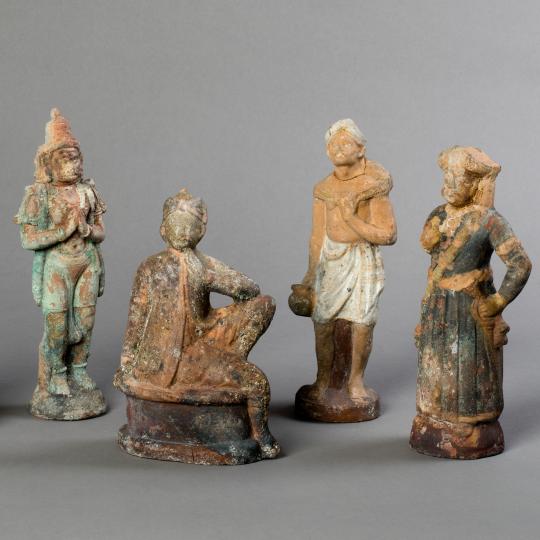 Ensemble de 5 statuettes de personnages aux costumes orientaux.