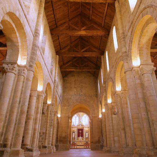 Abbaye de Graville- église abbatiale - ©Philippe Bréard Nef romane de l'abbatiale de Graville, charpente en bois visible et piliers en pierre.
