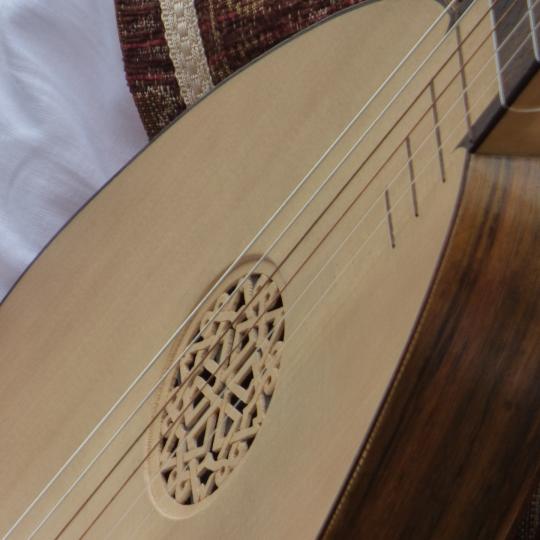 Luth - Zoom sur un luth en bois.