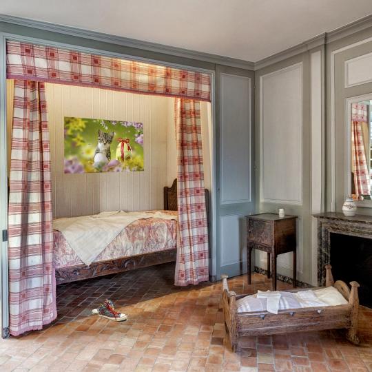 Visite anachronique - Chambre de la gouvernante avec des objets anachronique.