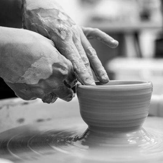 Poterie fait main - tournage d'une poterie à la main