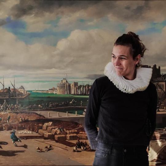 Comédienne devant le tableau d'Emile Loubon représentant l'entrée du port du Havre