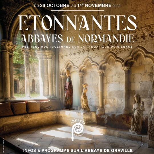 Etonnantes abbayes-graville - Mur en pierre du 13e siècle de la salle capitulaire de l'abbaye, sous l'éclairage d'un rayon de soleil passant par la baie en lancettes.