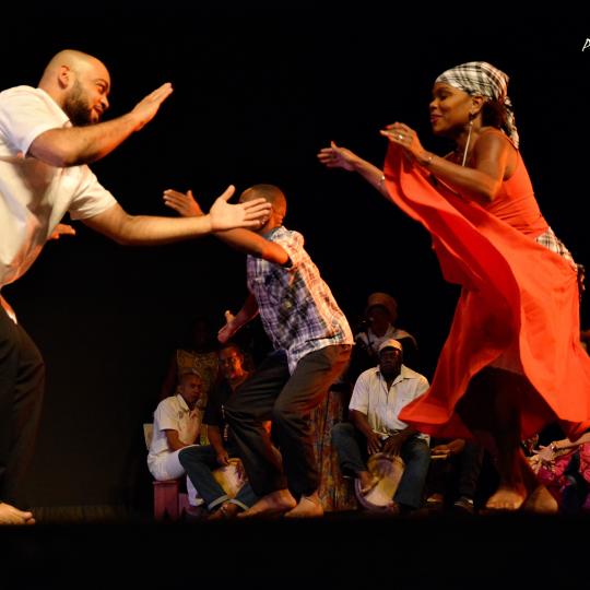 danseur en mouvement au son des instruments de musique