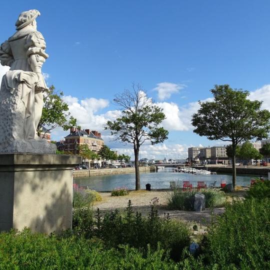 Bassin du Roy - Pays d'art et d'histoire vue du bassin du Roy et de la statue en pierre de François 1er.