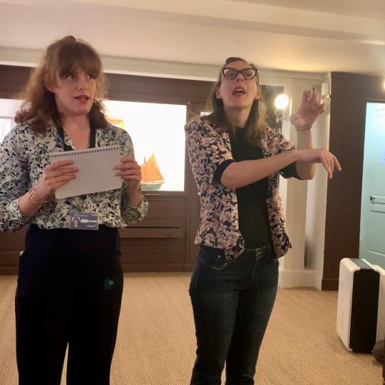 Visite LSF - Médiateur en visite guidée accompagné par une interprète en langue des signes.