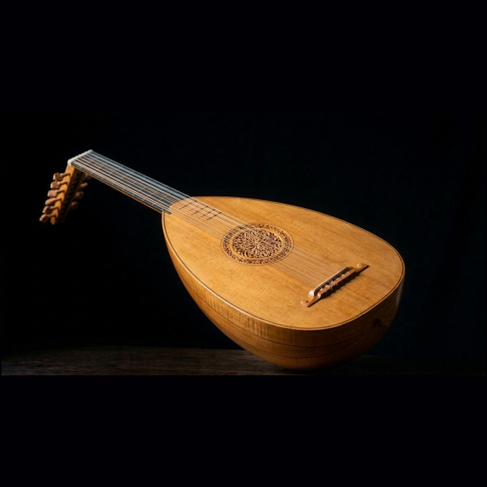 Photographie d'un luth en bois sur fond noir.