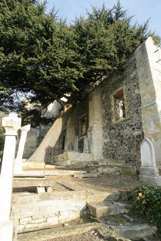 Tombe présumée de "Jean Valjean" dans le cimetière romantique de Graville.