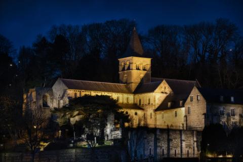 Abbaye de Graville de nuit, éclairée par les lampadaires, vue depuis le pont Auguste Blanqui.