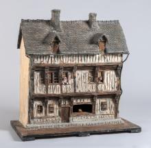 Maquette de maison sur trois niveaux. Murs en colombage et torchis.