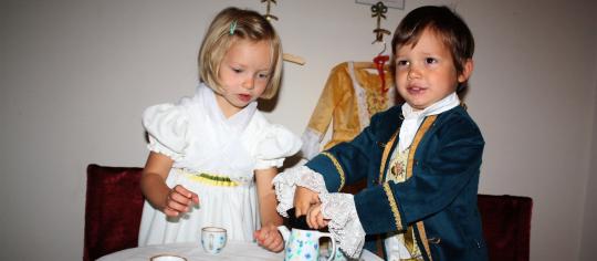 Enfants jouant à la dinette en costume à la Maison de l'armateur.