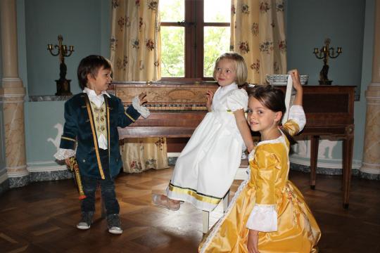 Enfants en costume dans le salon de musique