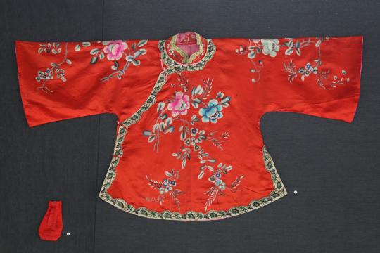 Vêtement de mariage de satin rouge avec motifs de pivoines, et bourse rouge. République de Chine. 