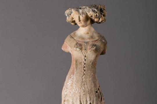 Jeune femme sculptée dans la pierre.