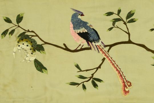 Pièce de broderie avec motifs d'oiseau, avec les inscriptions "Feng Ming Fu Gui" (quand le phénix crie, la richesse arrive). Dynastie Qing.