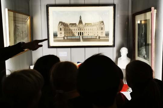 Découverte des élèves du bâtiment de l'ancien hôtel de ville du Havre au musée.