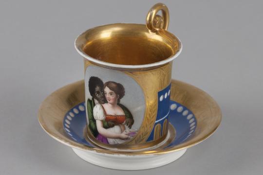 Tasse en porcelaine  dorée