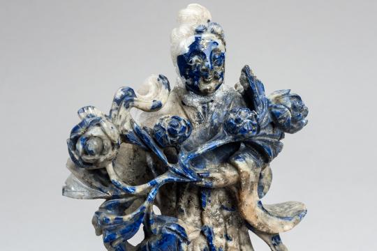 Statuette de femme portant des pivoines dans les bras, en pierre bleue.