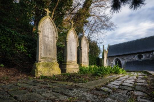 Tombes situées dans le cimetière romantique, présentant des épitaphes de Victor Hugo.