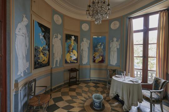Salle à manger de la Maison de l'armateur présentant trois œuvres.
