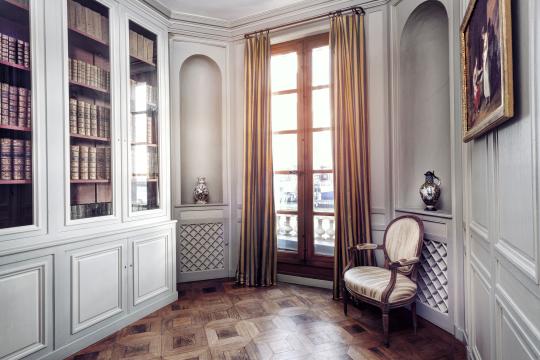 Meubles en verre et ouvrages de la bibliothèque de la Maison de l'armateur.