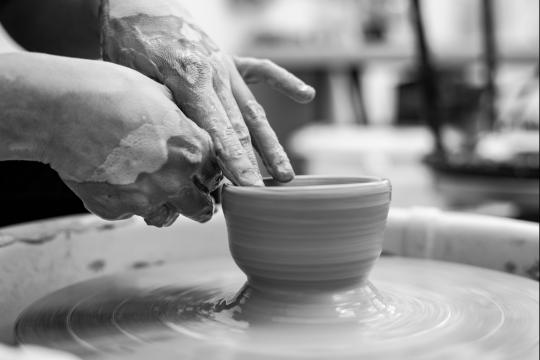 tournage d'une poterie à la main
