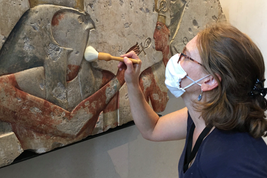dépoussiérage pour entretien des collections du musée du Louvre (bas-relief de Ramses II et Horus et carreaux muraux de céramiques ottomanes)