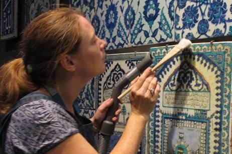 dépoussiérage pour entretien des collections du musée du Louvre (carreaux muraux de céramiques ottomanes)