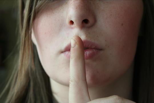 Image d'une personne invitant au silence