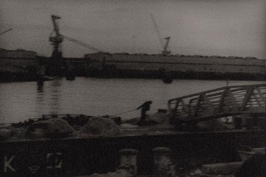 Photographie en noir et blanc des quais et de l'avant port