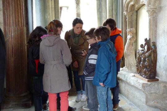 Groupes d'enfants en recherche dans la salle capitulaire de l'abbaye