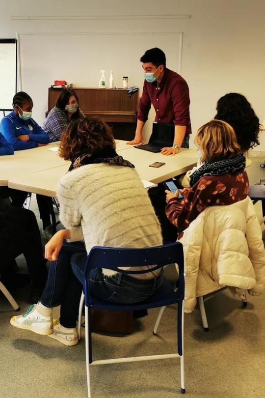 Les jeunes de la fabrique échangent avec un médiateur des MAH sur la thématique de la traite et de l'esclavage.