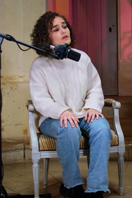 Judith et Monica chantent au rez-de-chaussée de la maison de l'armateur